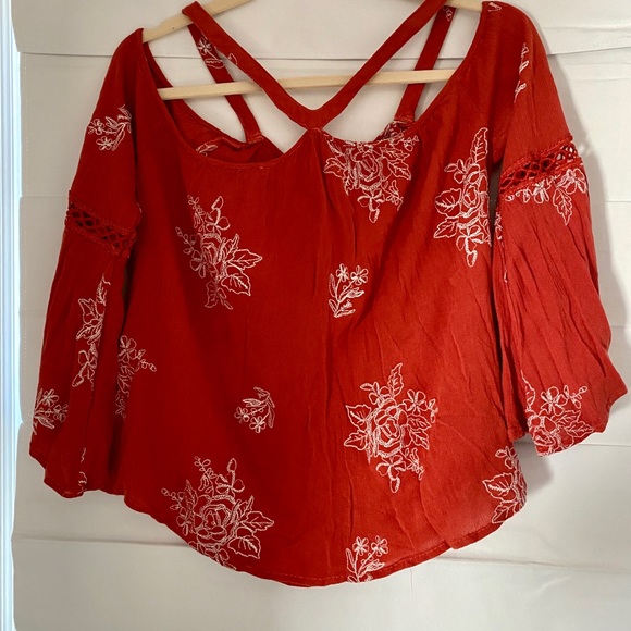 Blushing Heart - Cold shoulder boho top - Picture 2 of 4